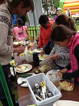 Salade maken op de Beachweek van TOS